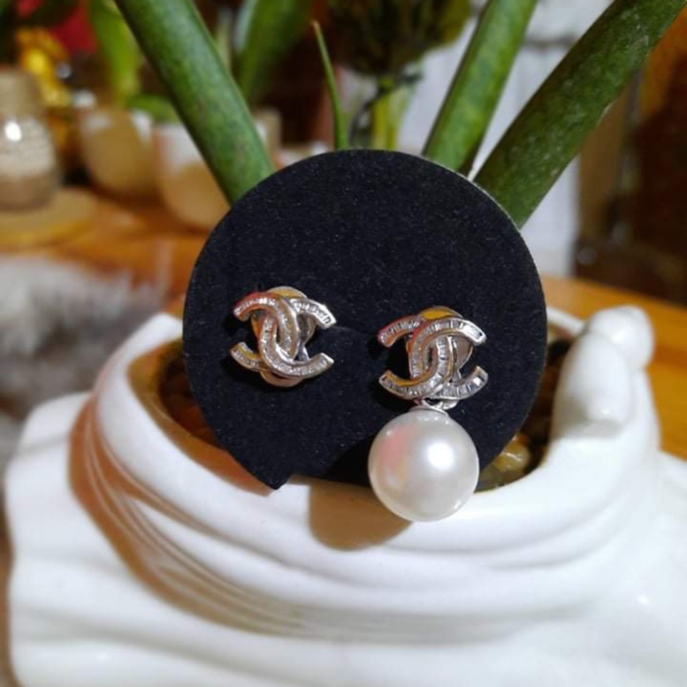 14k solid gold with real diamonds with ss pearls
